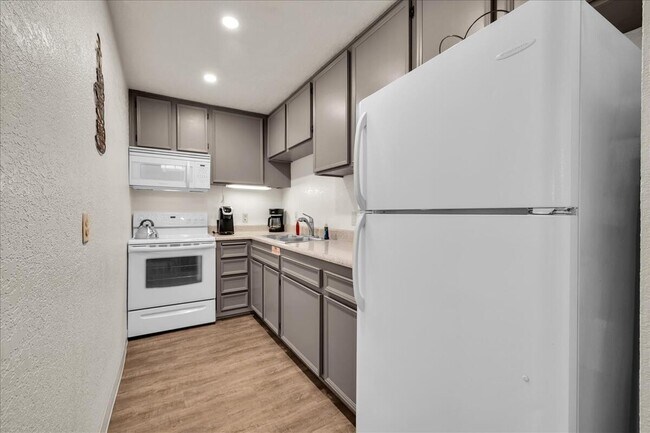 Building Photo - 2860 N Los Felices Rd