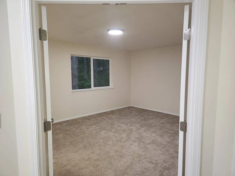 Building Photo - 10305 Eckenstam Johnson Rd