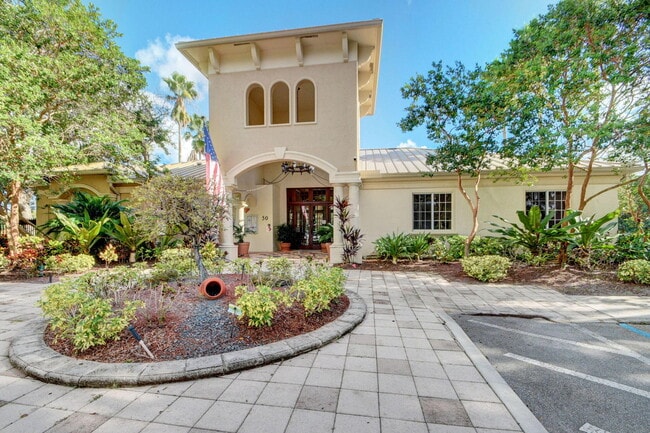 Building Photo - 1100 Crestwood Ct S