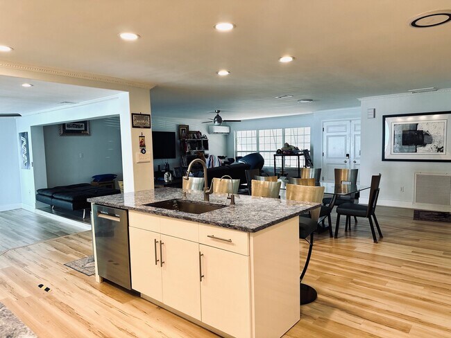 Building Photo - 498 Brightwaters Dr