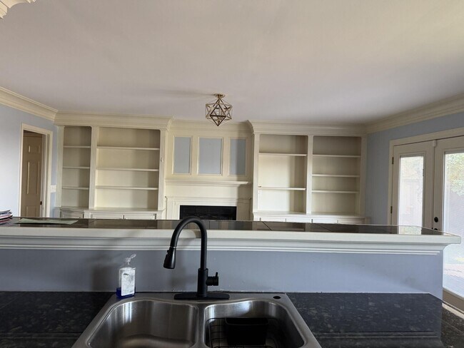 Building Photo - 1117 Narrow Ln