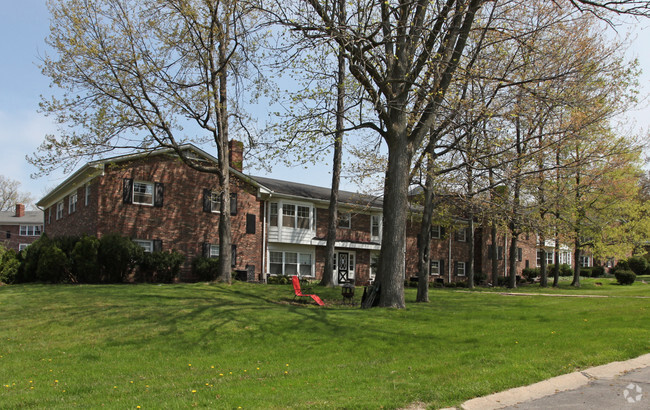 Building Photo - Carriage Hill Apartments