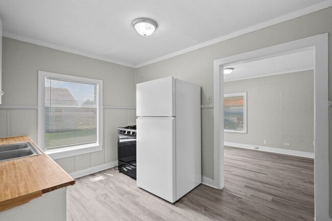 Building Photo - Lovely 1 Bedroom / 1 Bath