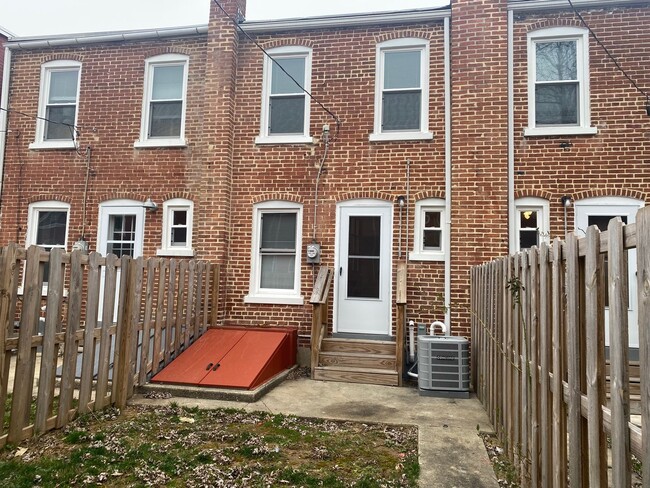 Building Photo - Cozy 2 Bedroom Home with Central Air!