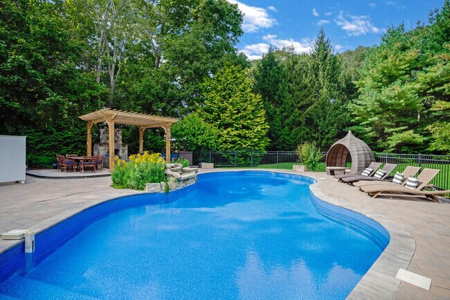 Building Photo - 1025 Peconic Bay Blvd