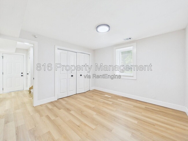 Building Photo - 9524 Manning Ave