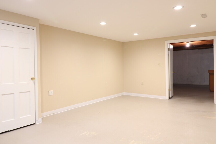 Building Photo - 235 Towercliffe Dr