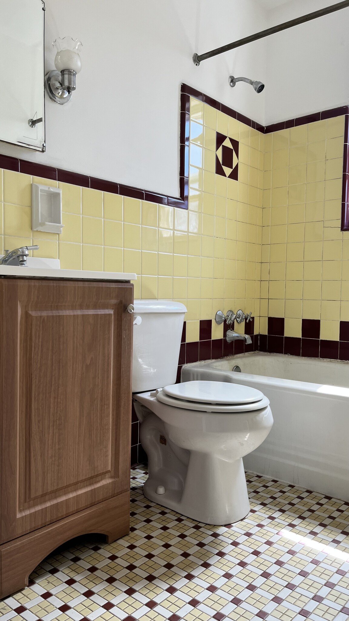 Building Photo - 3085 Glenmore Ave