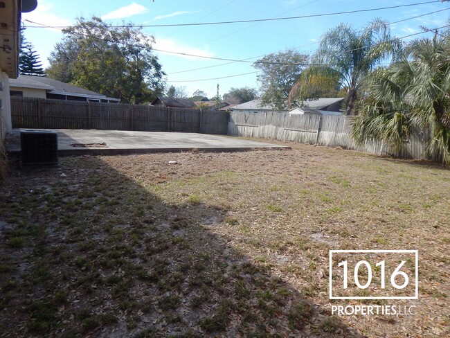 Large fenced backyard - 1512 Maureen Ave