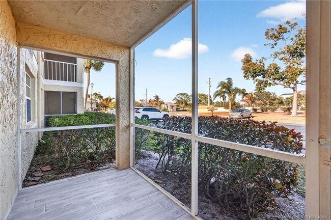 Building Photo - 1564 SE Royal Green Cir