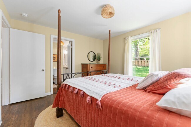Building Photo - 3 Bedroom Furnished in Oldham County