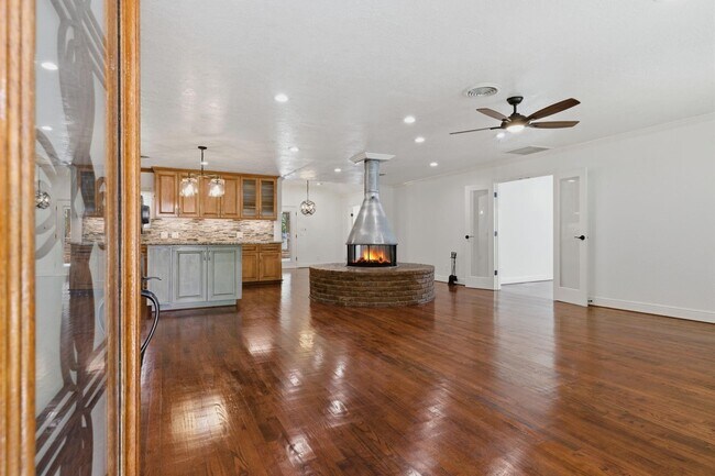 Building Photo - 1320 Woodvine Dr