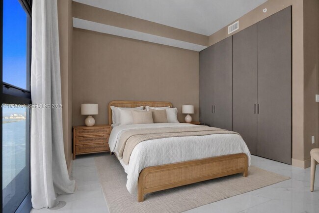 Building Photo - 700 NE 24th St