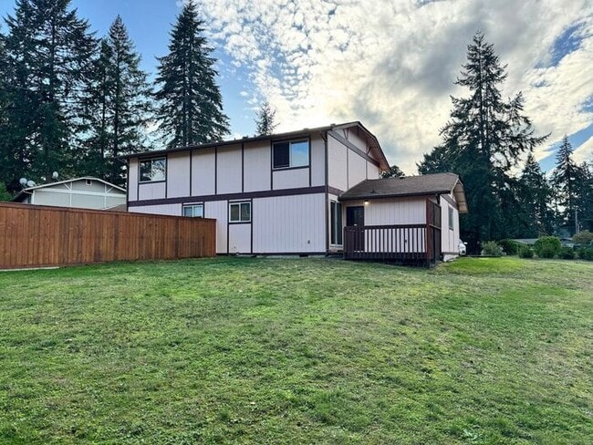 Building Photo - Inviting 2 Bedroom, 1.5 Bath Townhouse Dup...