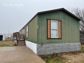 Building Photo - 753 Wilson Dr