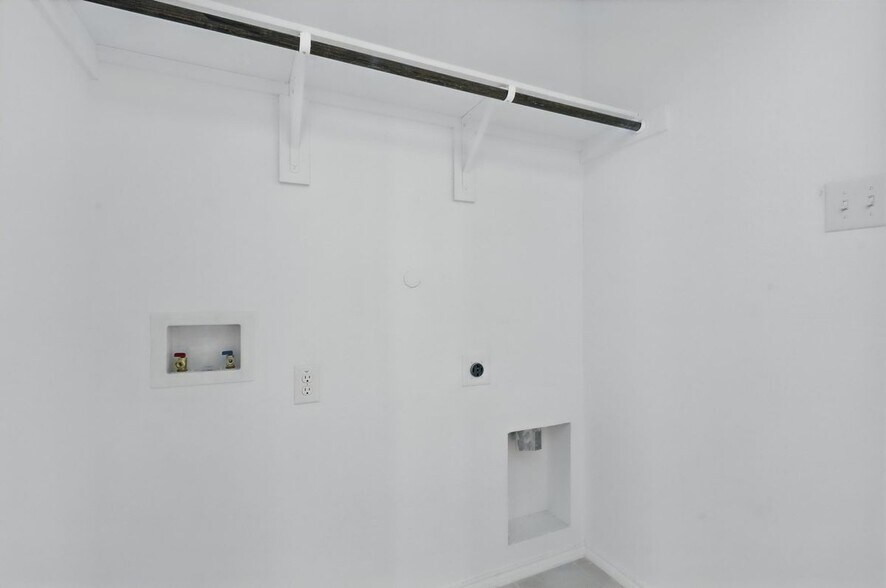 Building Photo - 1364 Beach Dr
