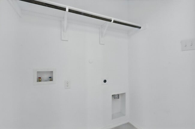 Building Photo - 1364 Beach Dr