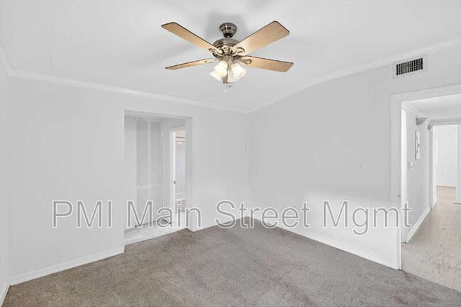 Building Photo - 413 E Miller St