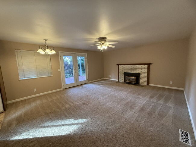 Building Photo - Spacious 4-Bedroom Retreat in Renton Available!