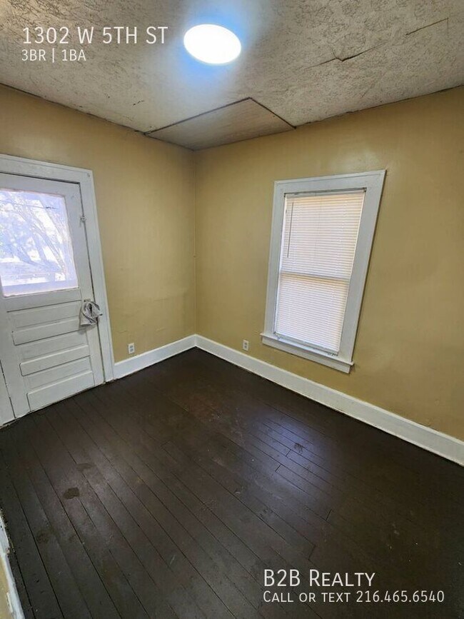 Building Photo - 1302 W 5th St