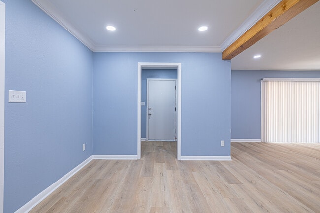 Building Photo - 707 Norwood Ln