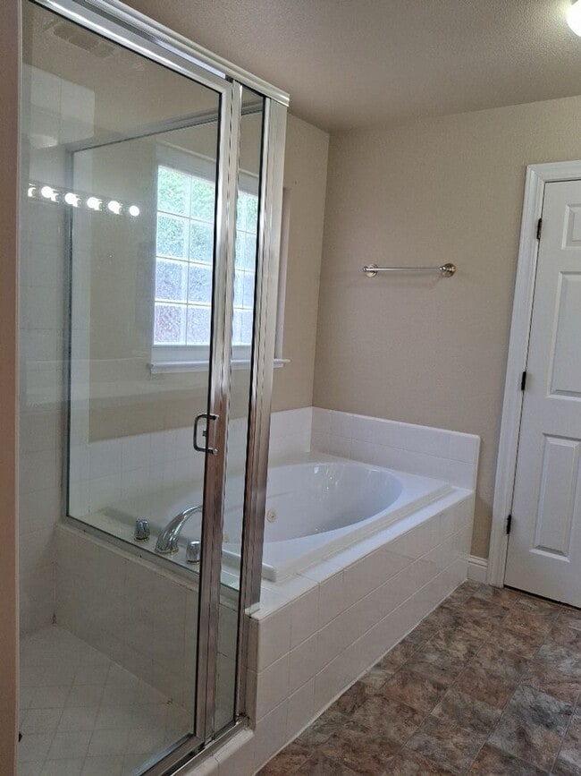 Building Photo - Central Roseville Single Story, 3 Bedroom, 2 Bath, 2 Car Garage Close to schools & Shopping