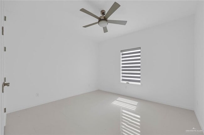 Building Photo - 18 Redbud Ave W