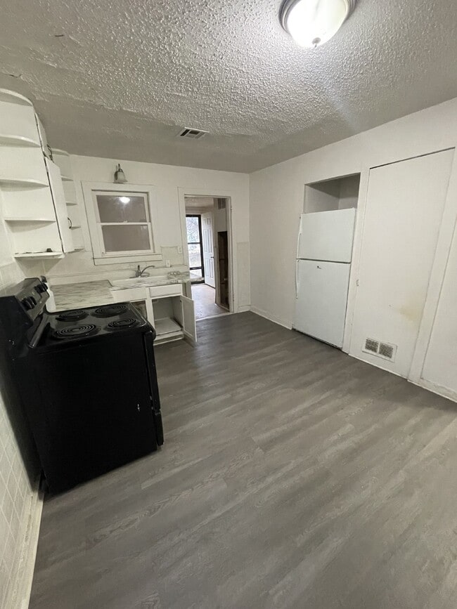 Building Photo - "Charming 3-Bed Home with Gleaming Hardwood Floors in Prime Wichita Location!"  Hurry! Limited-Ti...