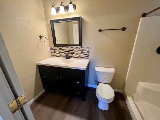 Building Photo - 2635 Parkwood Village Ln