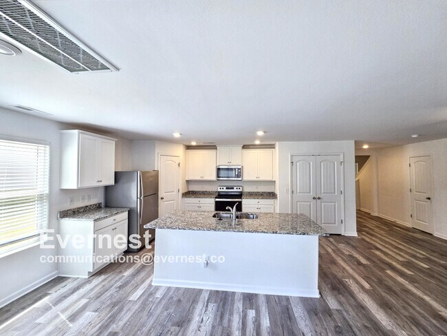 Building Photo - Spacious 3 Bed, 2.5 Bath Home with Attached Garage / Pet-Friendly / Vouchers Accepted / Available...