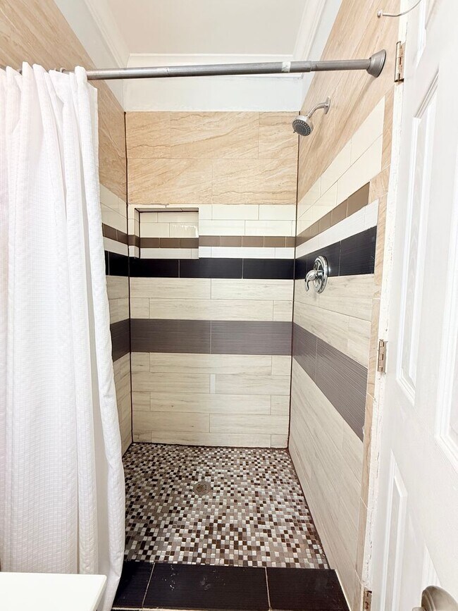 Building Photo - 941-941 Bayonne St