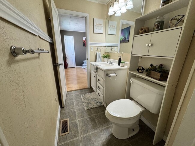 Building Photo - 2 bed, 1 bath home for rent in Readlyn, available immediately