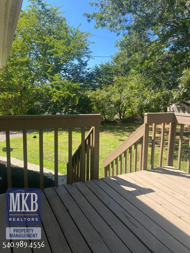 Building Photo - 4 Bedrooms, 2.5 Baths, Split Foyer, Locate...