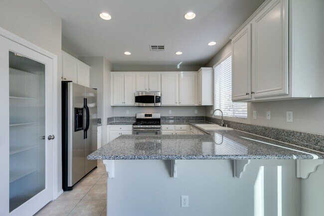 Building Photo - 3 bedroom + Den! Ready for immediate move ...