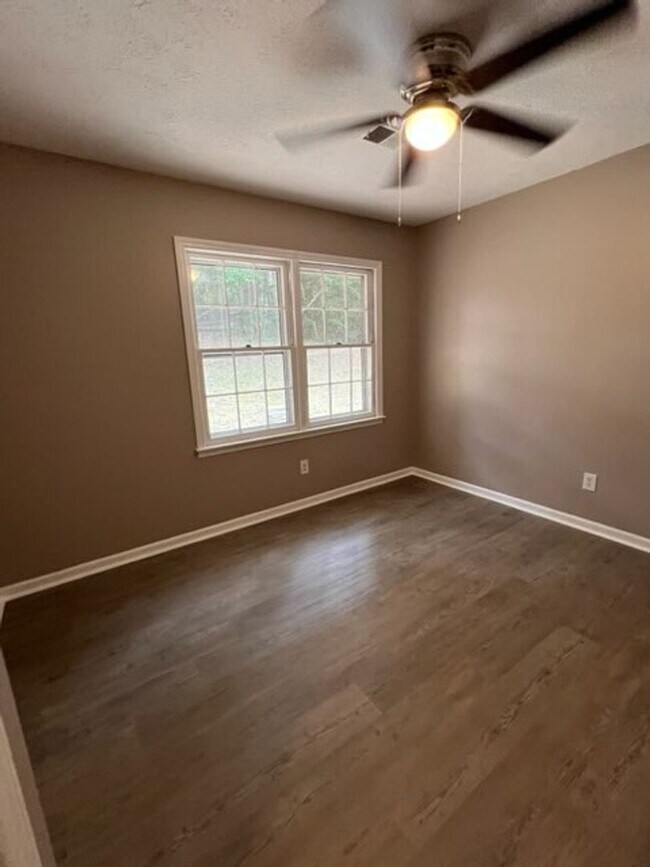 Building Photo - Newly updated 3 Bedroom/2 bath/bonus area ...