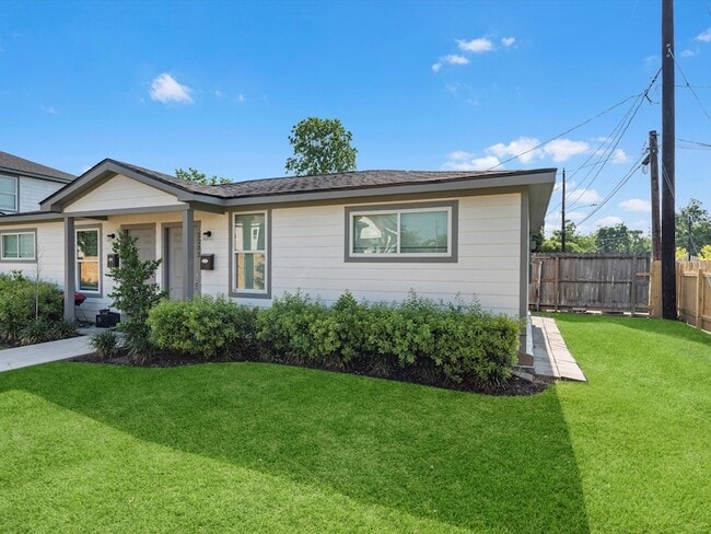 Building Photo - 2202 Solo St