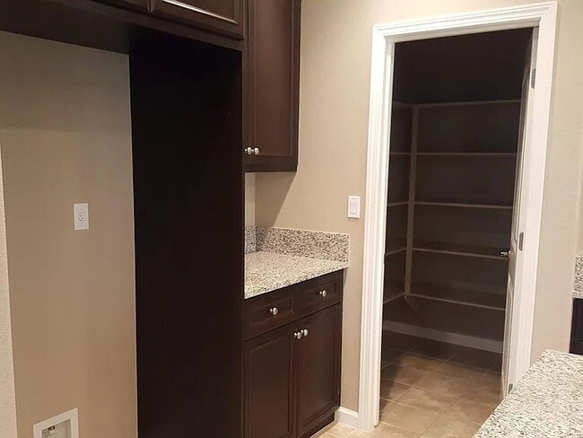 Building Photo - Well Maintained, spacious 3 bedroom single family home nestled in a great neighborhood in Rosevil...