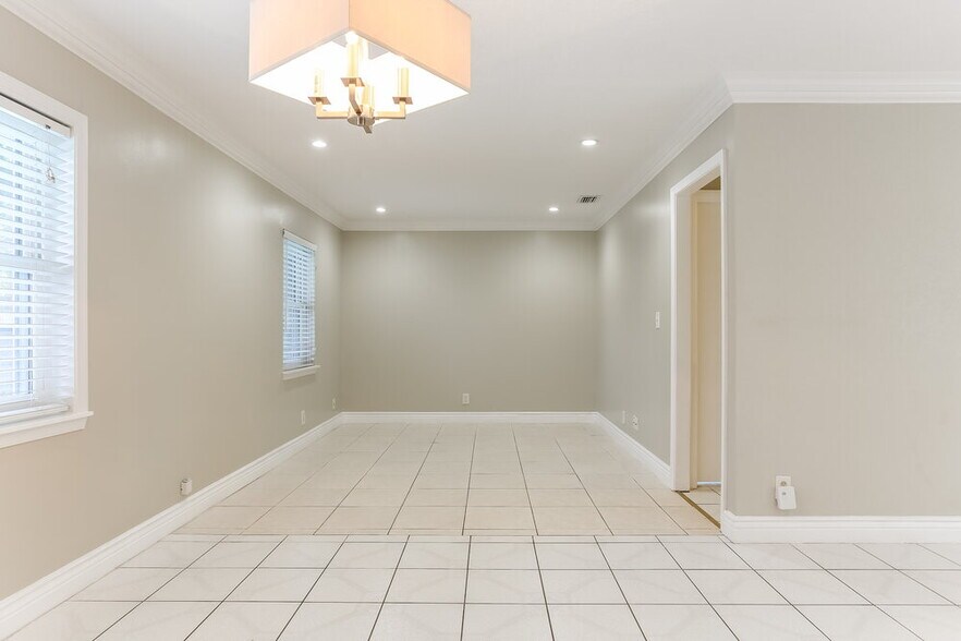 Building Photo - 9842 Spanish Isles Dr