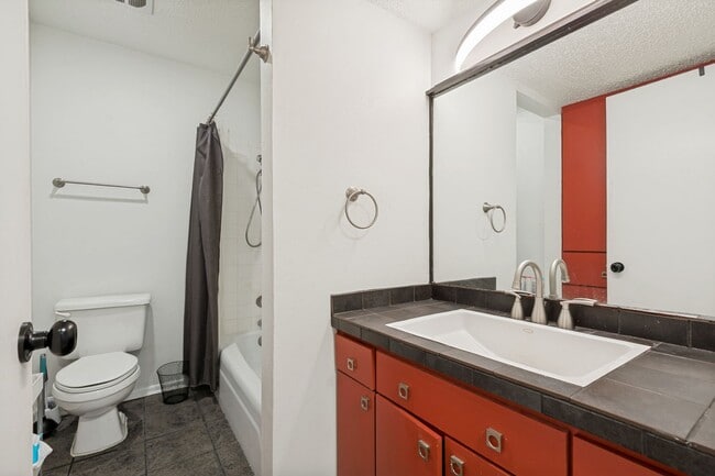 Building Photo - Welcome Home to this beautiful 2-bedroom, 2-bath Condo in highly sought-after Olmos Park Townhomes