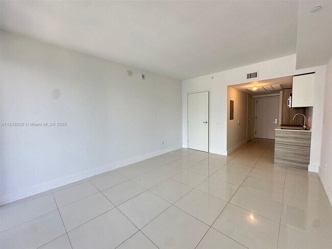 Building Photo - 1300 Brickell Bay Dr