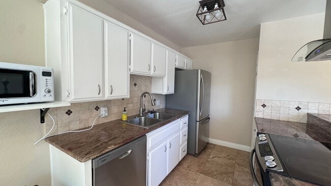 Building Photo - La Costa 2 bedroom Just Minutes from the B...