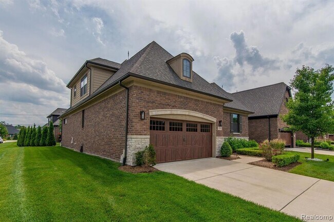Building Photo - 53081 Enclave Cir