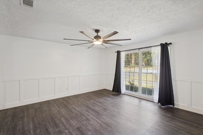 Building Photo - MOVE-IN READY! (Pet Friendly)