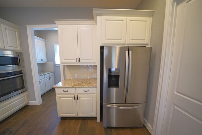 Building Photo - Executive Style Rental Now Available in Bo...