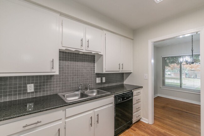 Building Photo - UPDATED 2 bedroom, 1 bathroom with 1 garage space