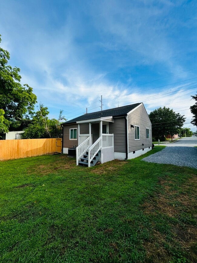 Building Photo - 1308 Leonard Ave