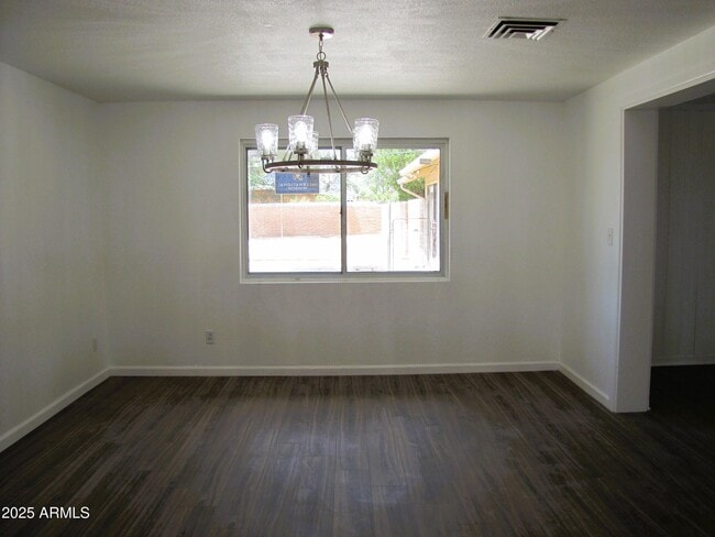 Building Photo - 947 S Cardinal Ave