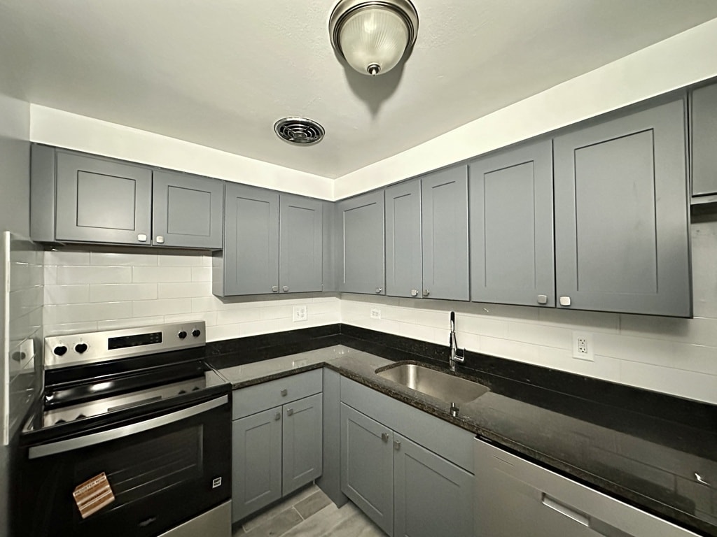 Building Photo - 3825 N Pine Grove Ave