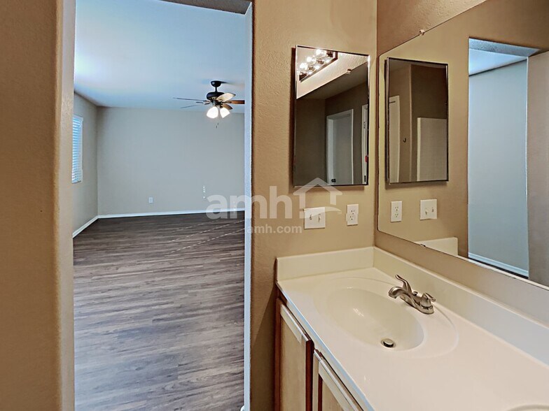 Building Photo - 1117 E Dust Devil Dr