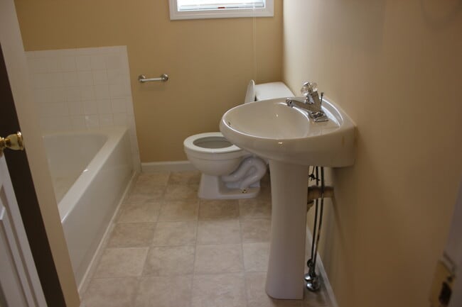 Building Photo - Beautiful 3 Bed, 2 Bath in Sought Out Area